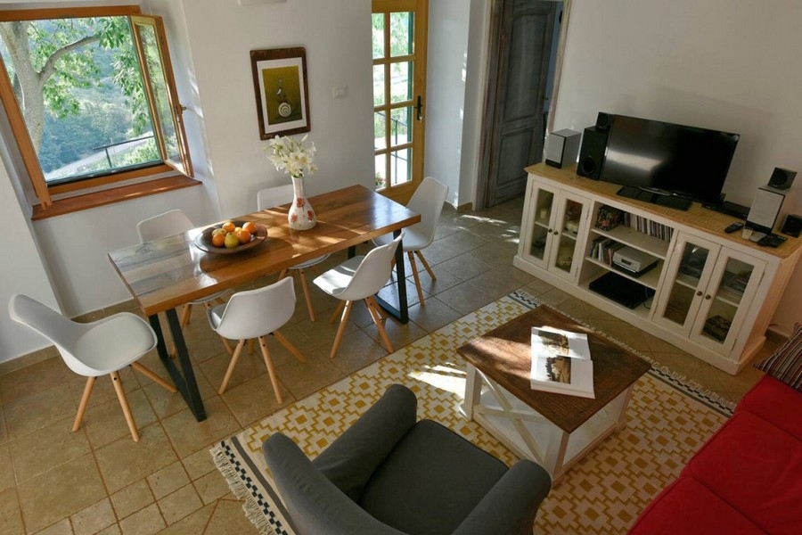 Dobře udržovaný a světlý obývací prostor nemovitosti H3828.