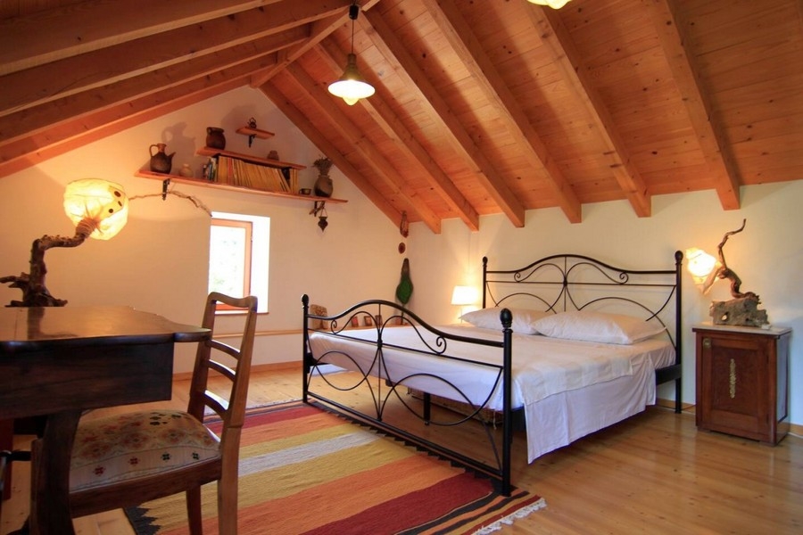 Ložnice v podkroví domu H3828 v Chorvatsku.