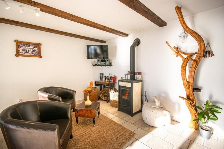 Posezení s krbem v obývacím pokoji