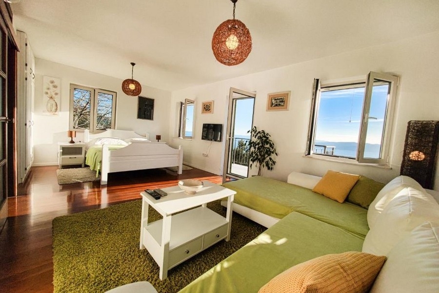 Ložnice s výhledem na moře a balkonem