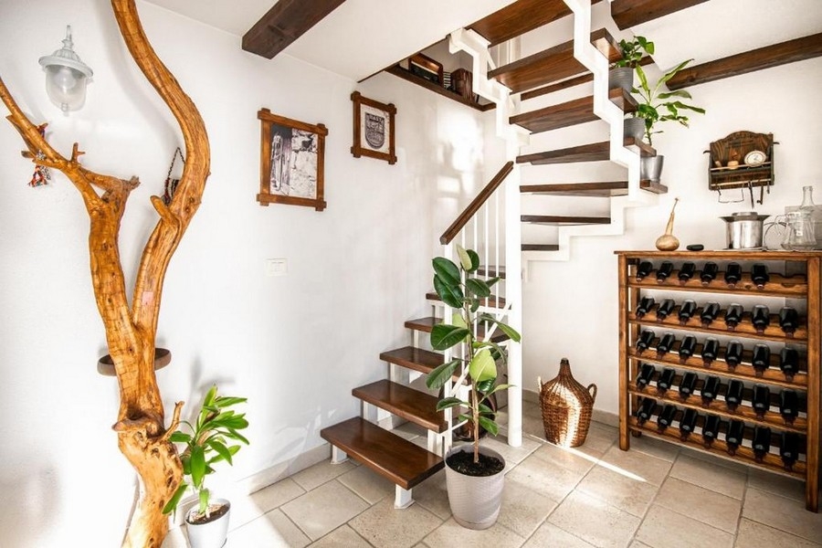 Schodiště v obývací části s dřevěnými stupni