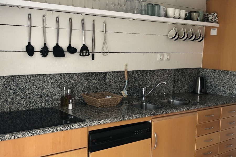 Kuchyně s žulovými pracovními deskami a dřevěnými čely