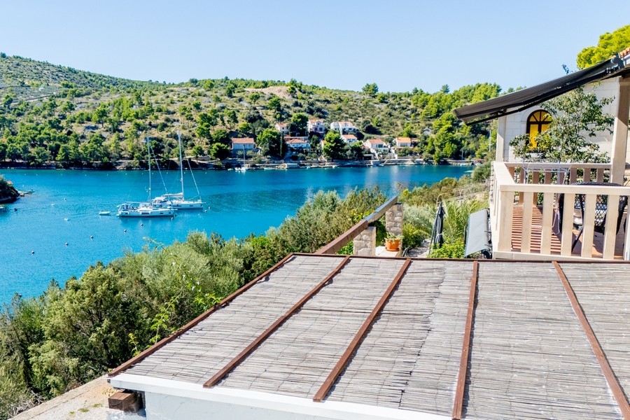 Výhled na moře z balkonu domu H3830 na Brači v Chorvatsku.