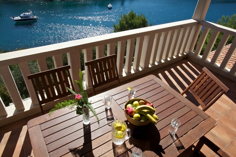 Terasa se stolem a výhledem na moře přes záliv