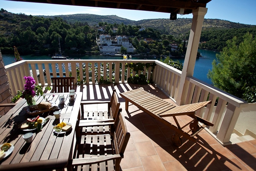 Velká terasa s posezením a výhledem na záliv