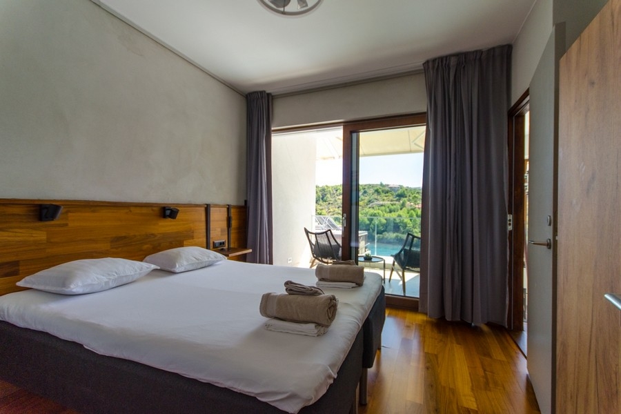 Ložnice s balkonem a výhledem do zeleně