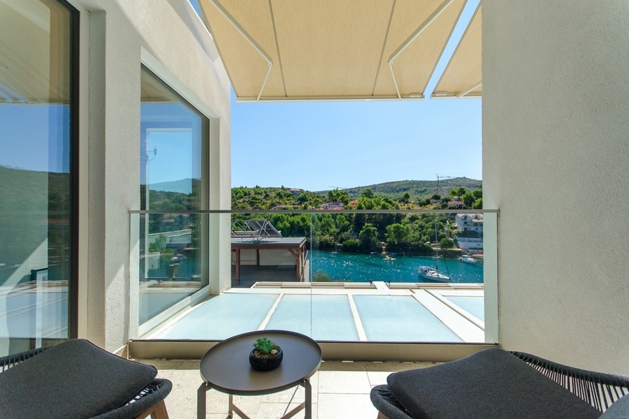 Balkon s posezením a výhledem na záliv