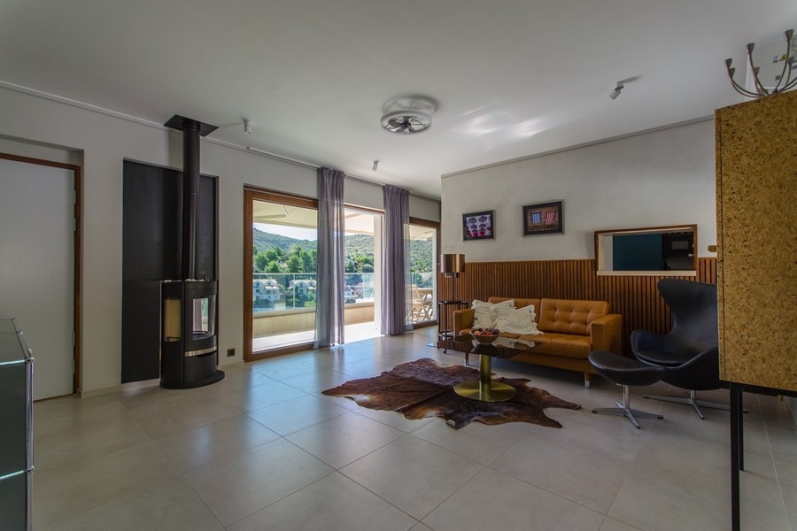 Obývací pokoj s krbem a vstupem na terasu