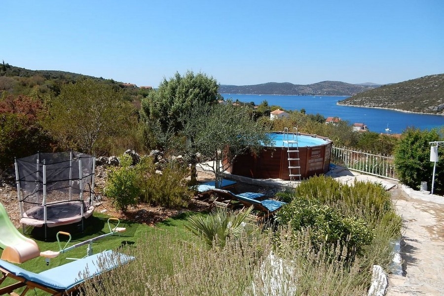 Zahrada s bazénem a výhledem na moře