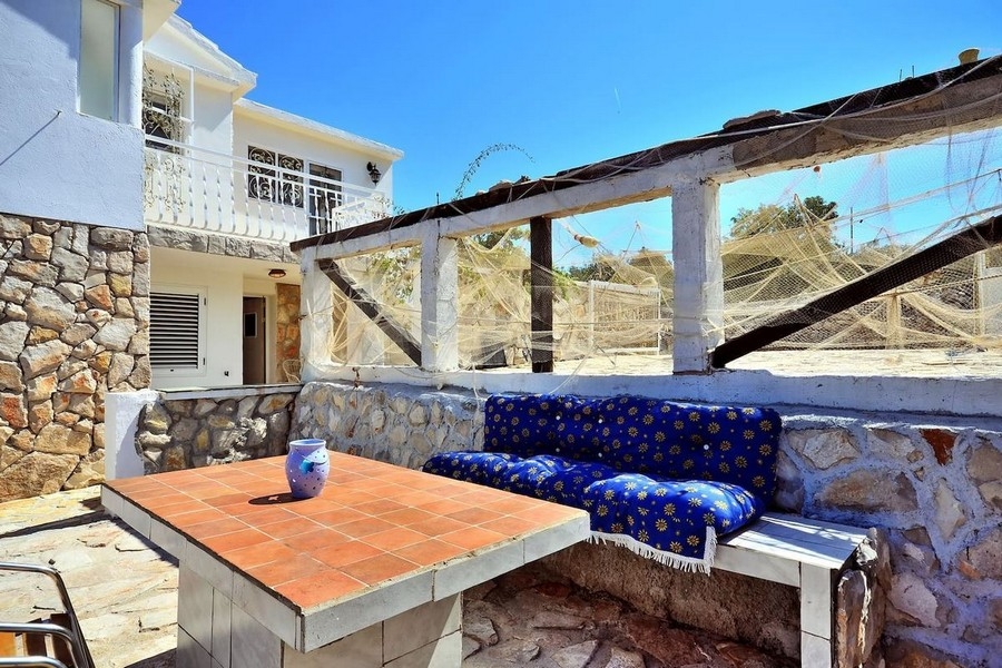 Terasa s posezením u domu