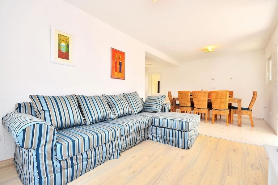 Obývací pokoj s pohovkou a obývací částí