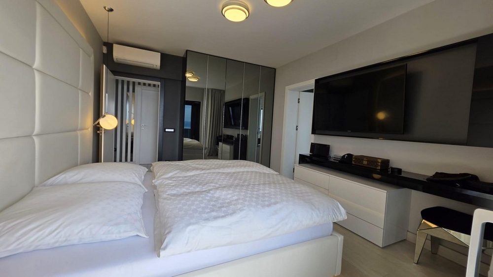 Ložnice s výhledem na moře a přístupem na terasu