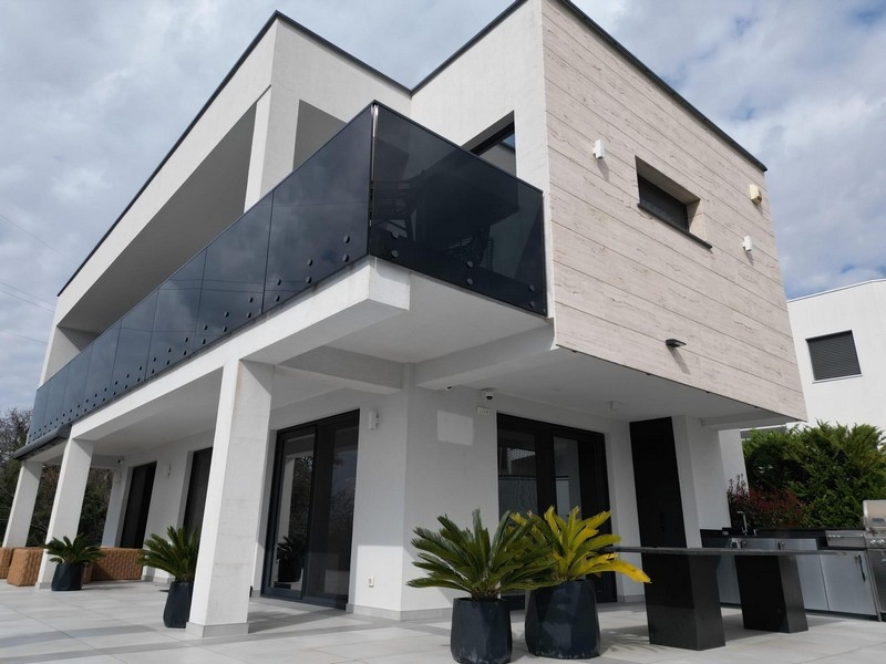 Čelní pohled na vilu H3833 - na prodej nedaleko Crikvenice v Chorvatsku