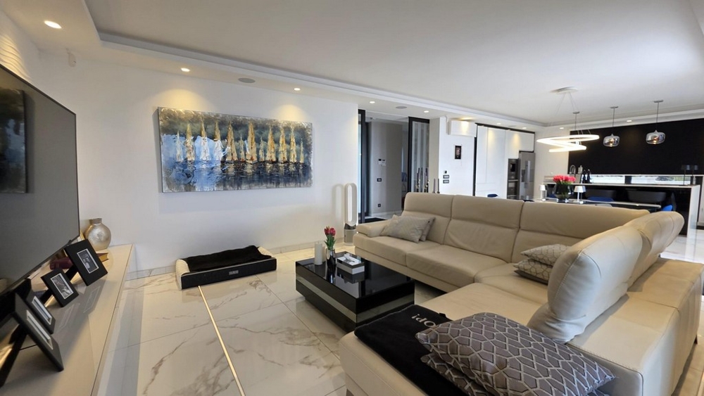 Obývací pokoj s pohovkou a moderním interiérem