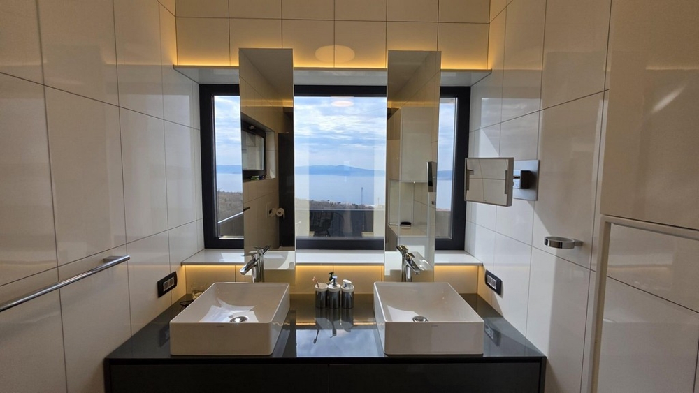 Koupelna s dvojitým umyvadlem a výhledem na moře