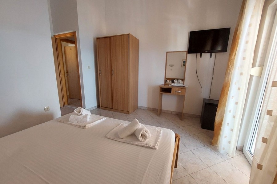 Hotelový pokoj s TV a balkonem