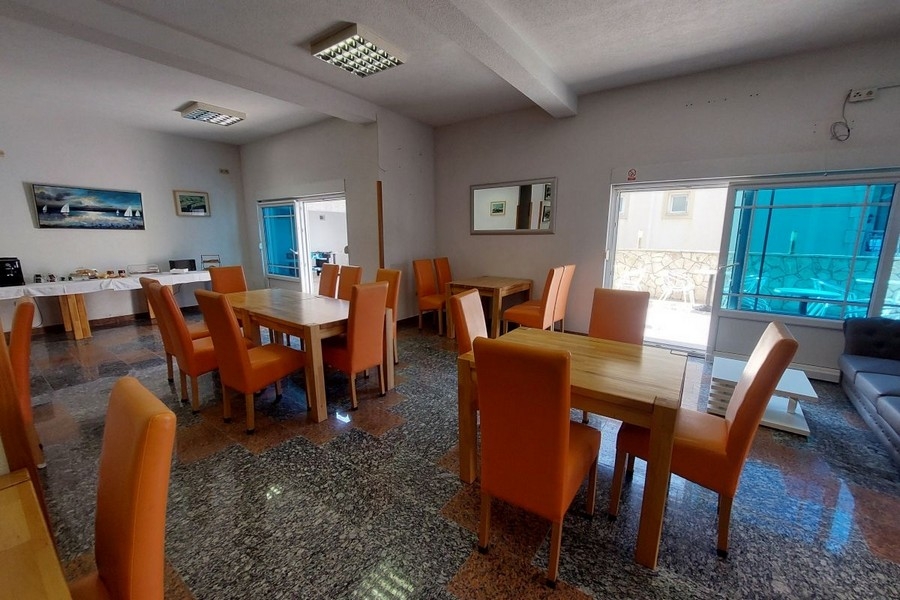 Interiér restaurace se stoly