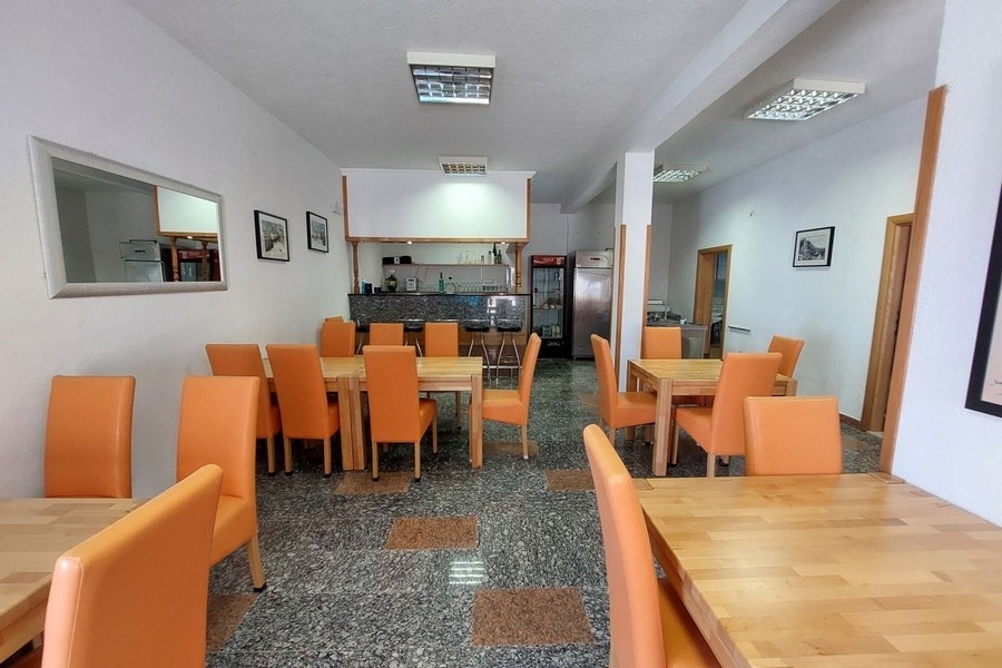 Prostor restaurace s barem