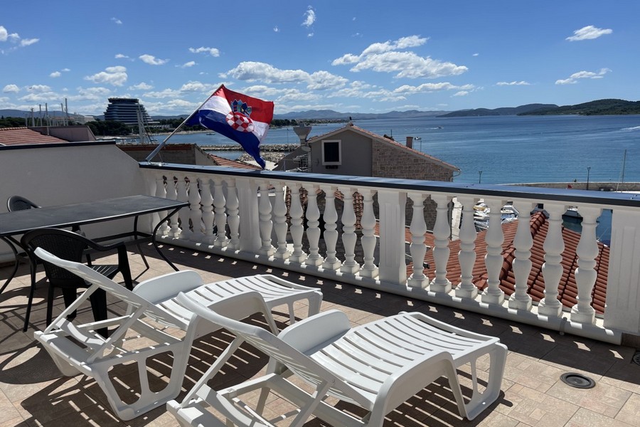 Terasa s lehátky a výhledem na moře v Chorvatsku