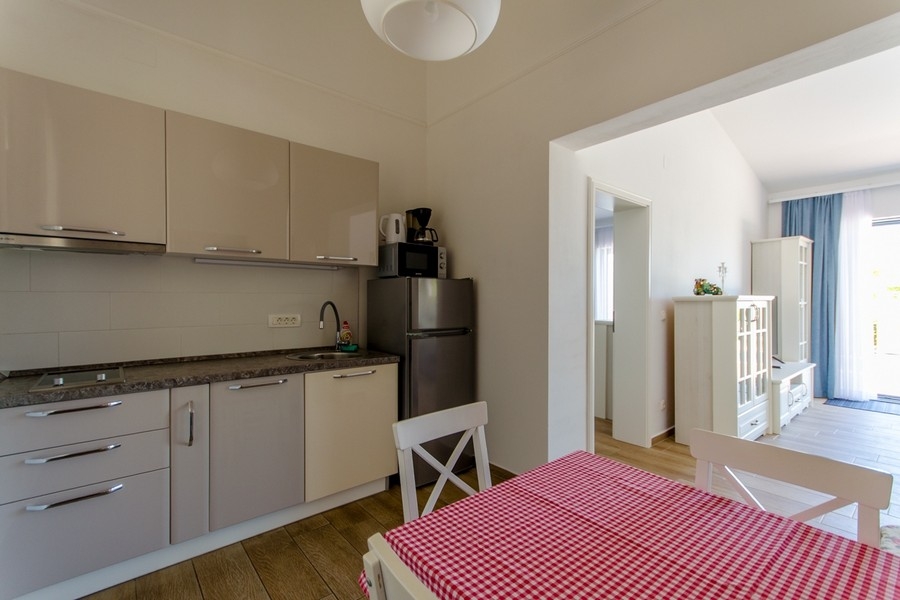 Kuchyň s jídelním koutem a výhledem do obývacího pokoje