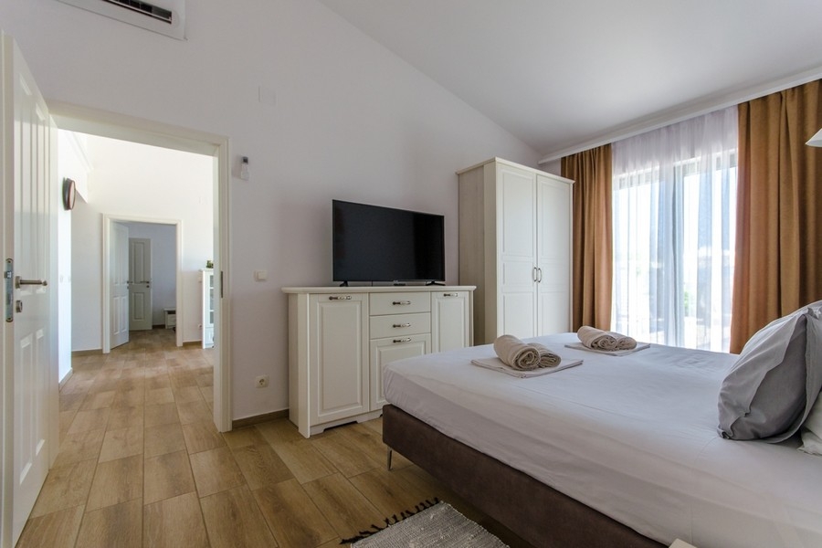 Ložnice s manželskou postelí a vstupem na balkon