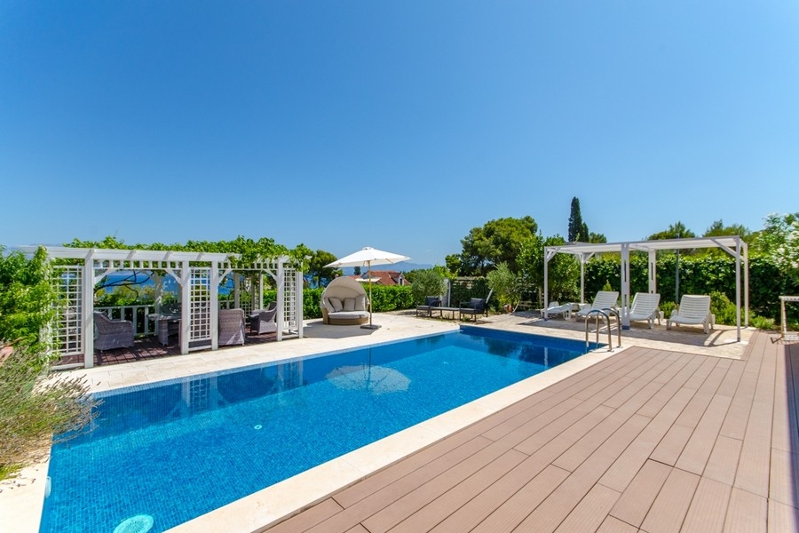 Bazén se sluneční terasou - dům H3836 na Brači v Chorvatsku.