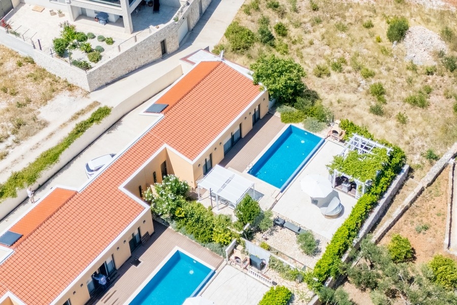 Letecký pohled na vilu se dvěma bazény a terasami