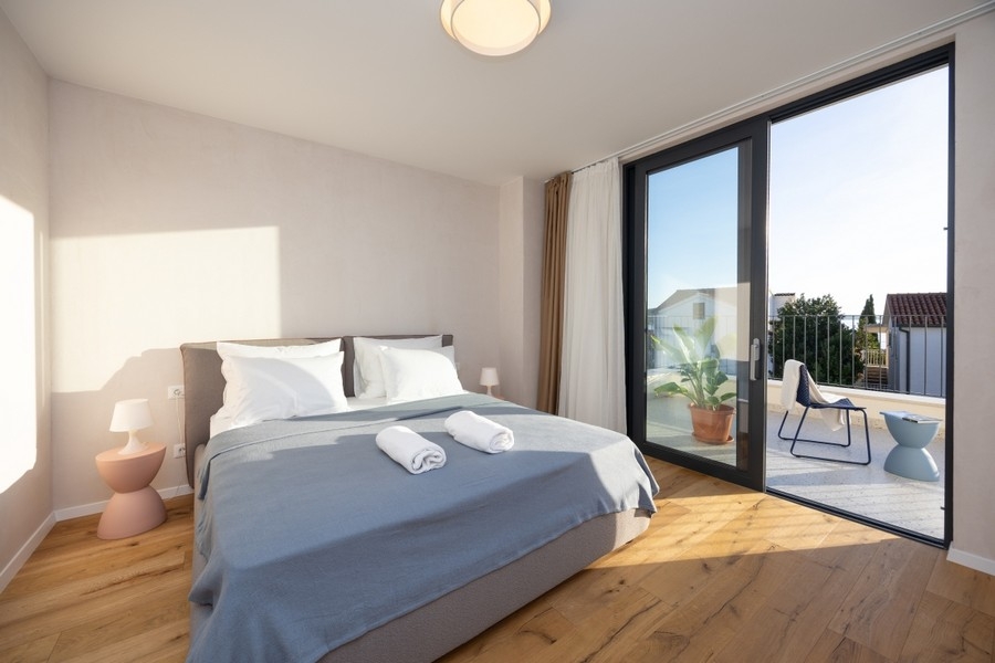 Ložnice s manželskou postelí a přístupem na terasu vily H3837 v Rogoznici, Chorvatsko.