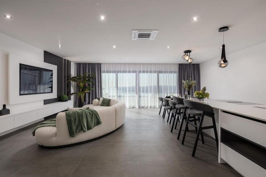 Otevřený obývací pokoj s kuchyní a velkým oknem