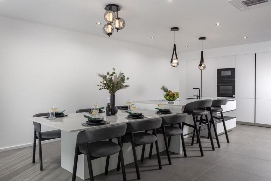 Jídelna a kuchyně v moderní vile