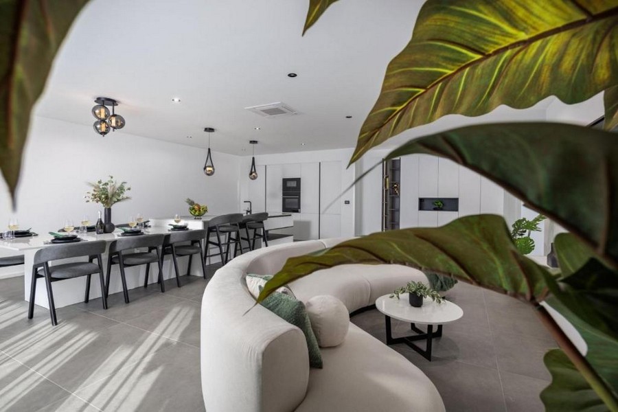 Moderní kuchyně s obývacím pokojem a výhledem na moře