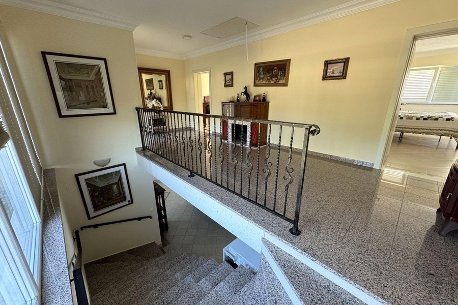 Hala v horním patře se schodištěm