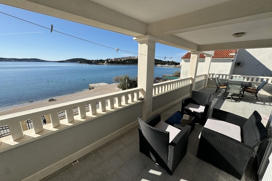 Terasa s výhledem na moře v první řadě k moři v Rogoznici