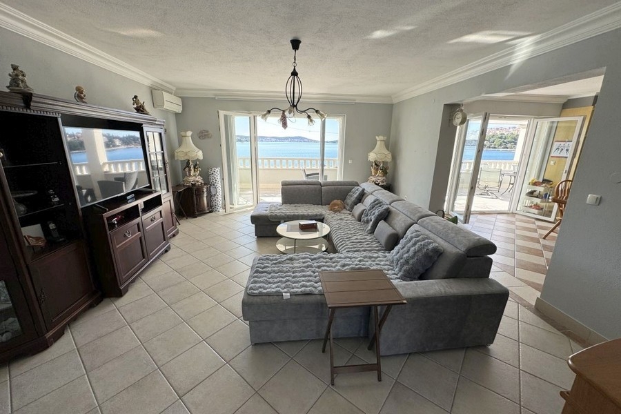 Obývací pokoj s panoramatickým výhledem na moře a vstupem na terasu