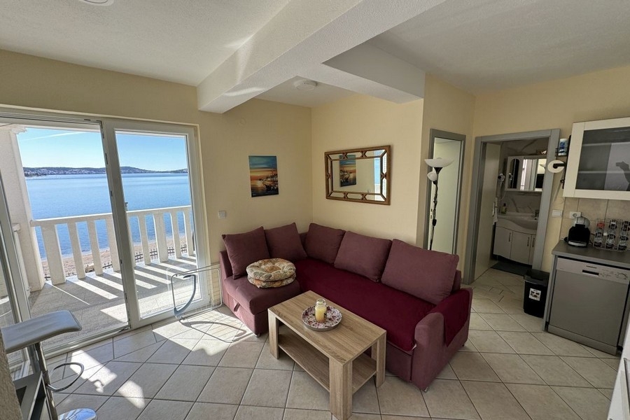 Studiový apartmán s pohovkou a balkonem s výhledem na moře