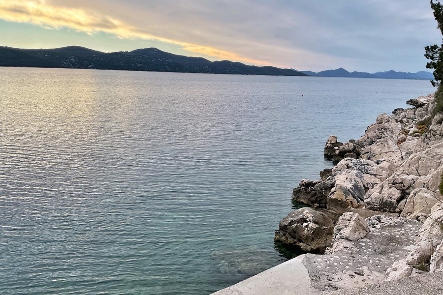 Skalnaté pobřeží a křišťálově čisté moře před nemovitostí