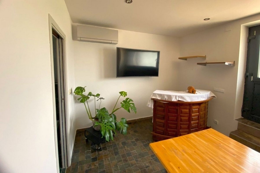 Obytná část s barem a posezením v domě v Marina