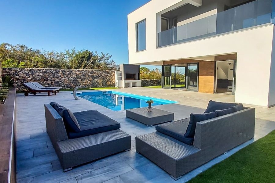 Moderní vila s bazénem a sluneční terasou v Chorvatsku