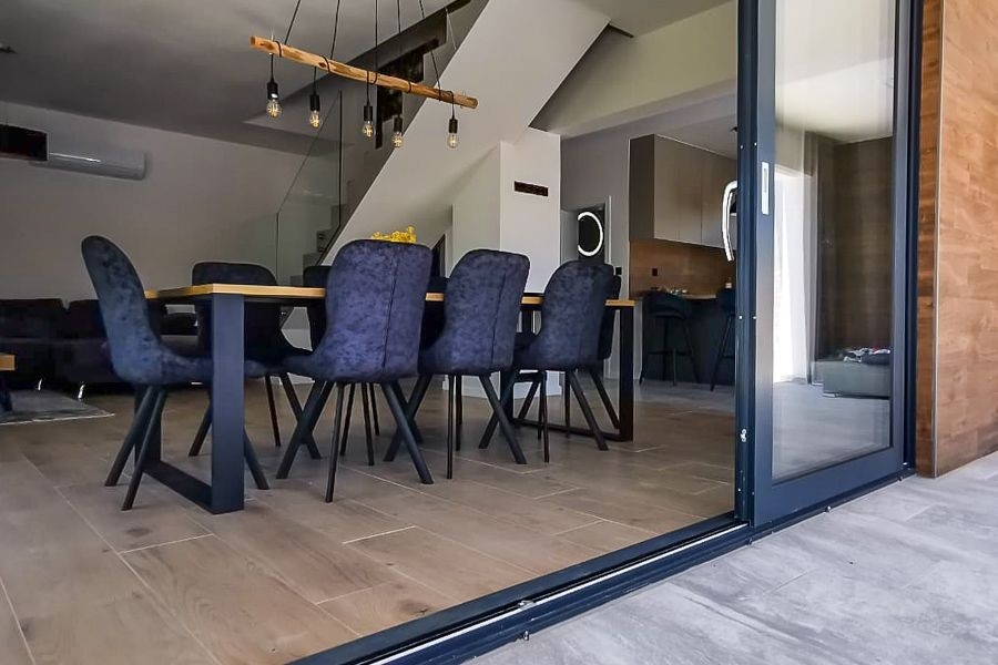 Jídelna s přístupem na terasu a bazén