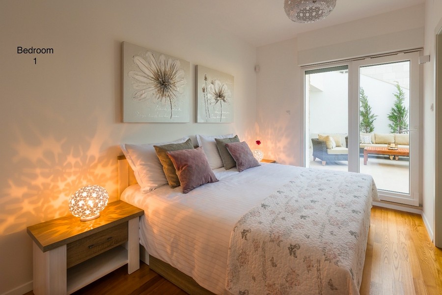 Ložnice s manželskou postelí a vstupem na terasu