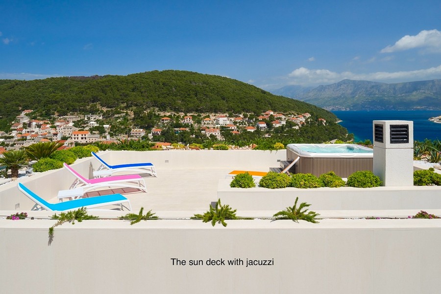 Střešní terasa s jacuzzi a výhledem na moře