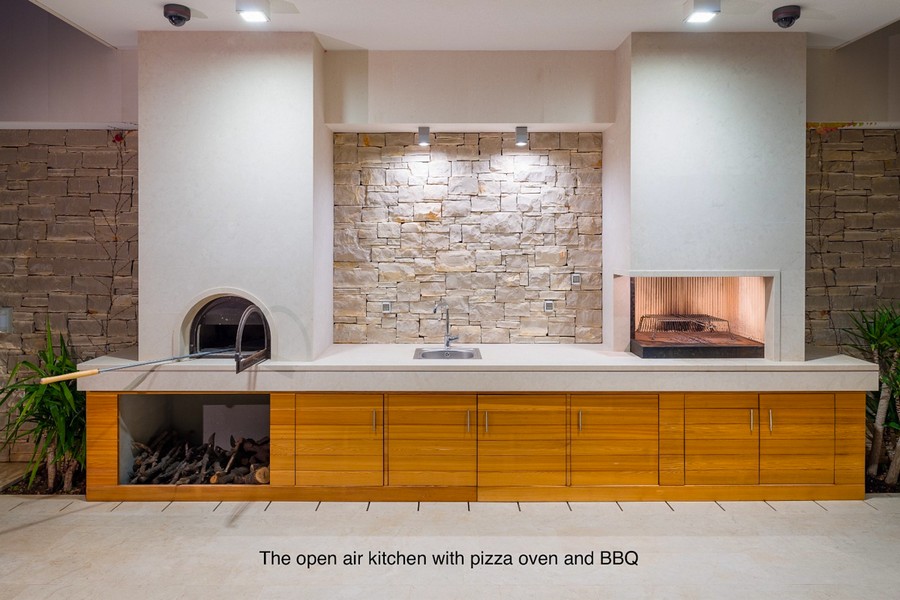 Venkovní kuchyně s pecí na pizzu, grilem a pracovní plochou