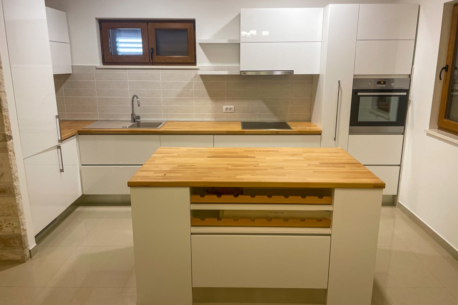 Moderní kuchyně s varným ostrůvkem a vestavěnými spotřebiči