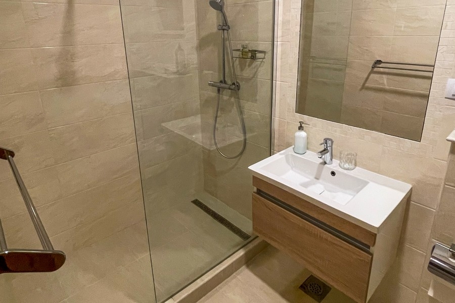 Moderní koupelna se sprchovým koutem a umyvadlem
