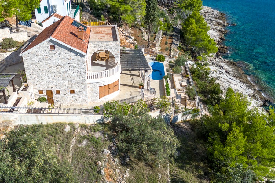 Krytá terasa s pergolou a fasádou z přírodního kamene