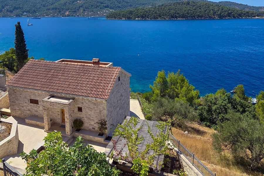 Terasa a bazén vily s přímým přístupem na pobřeží