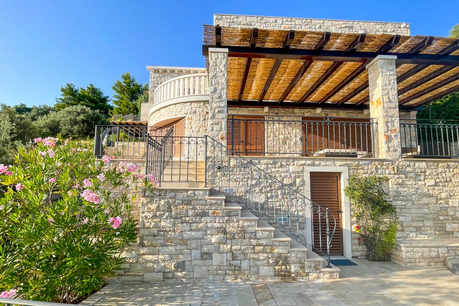 Kamenný dům s výhledem na moře a pozemkem přímo u vody