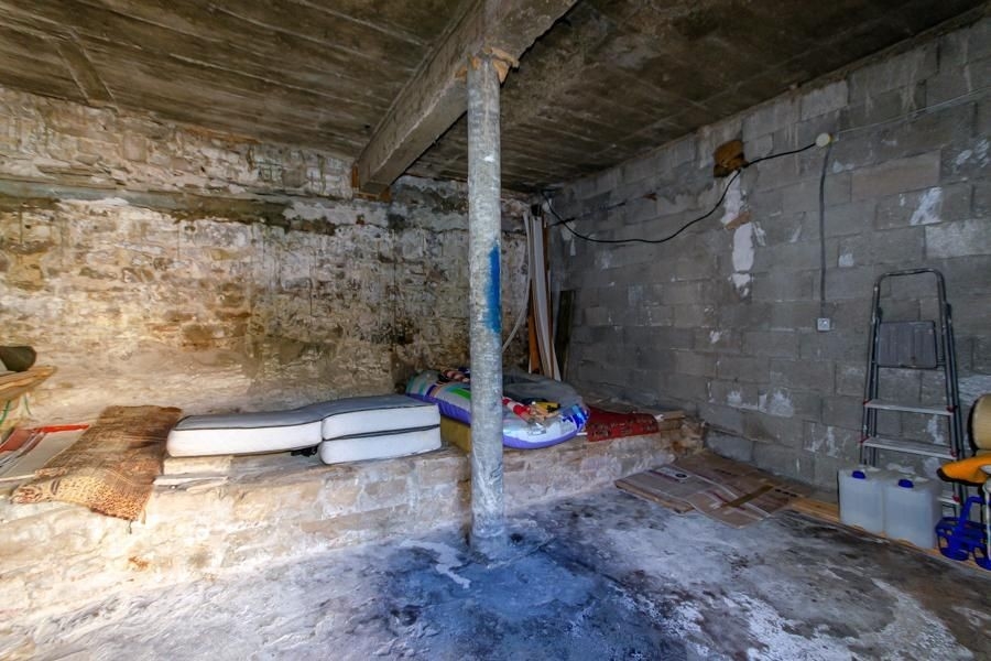 Taverna v přízemí se zdmi z přírodního kamene - k rekonstrukci