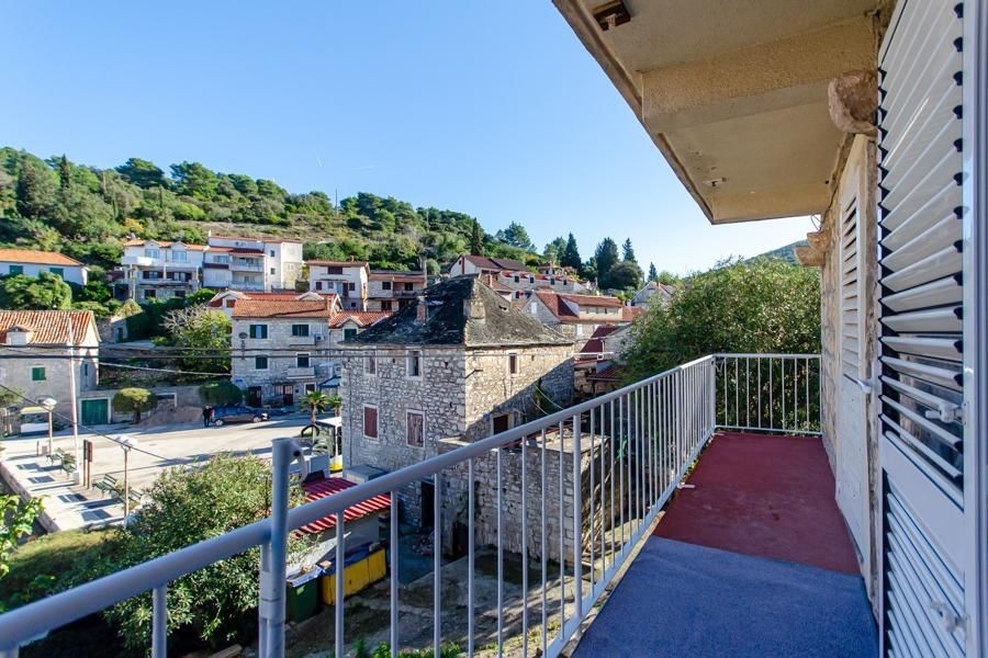 Dům s balkonem v 1. řadě k moři - objekt H3850.