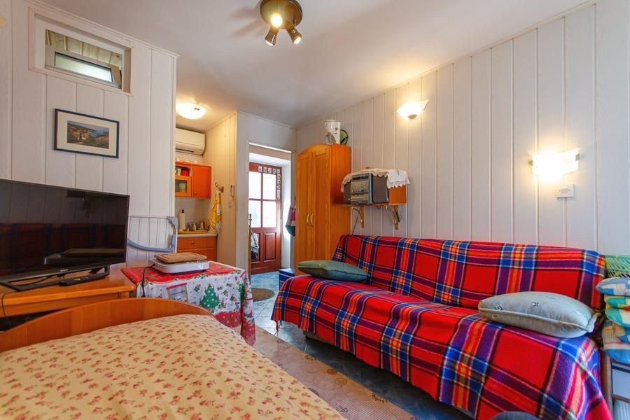 Obývací pokoj s pohovkou a televizí